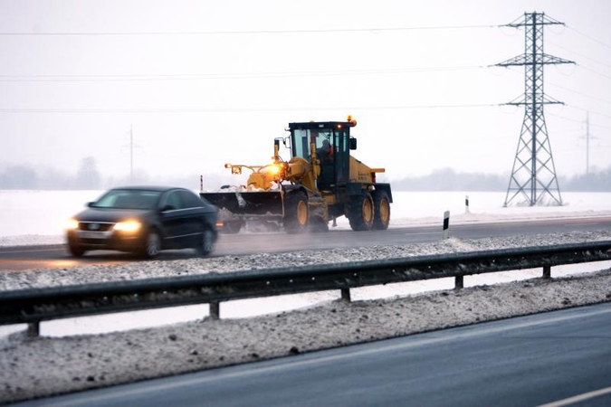 Dėl sniego eismo situacija sudėtingiausia Žemaitijoje