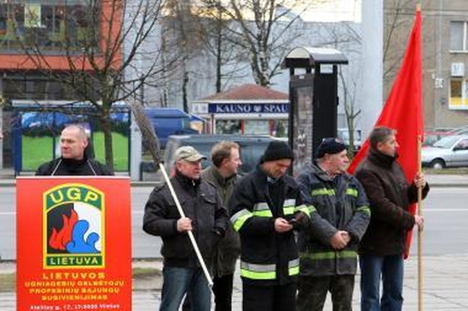 Ugniagesiams gresia dirbti už valytojų ir kiemsargių algas