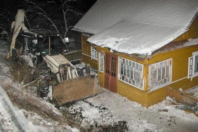 Vilniuje traktorius rėžėsi į namą