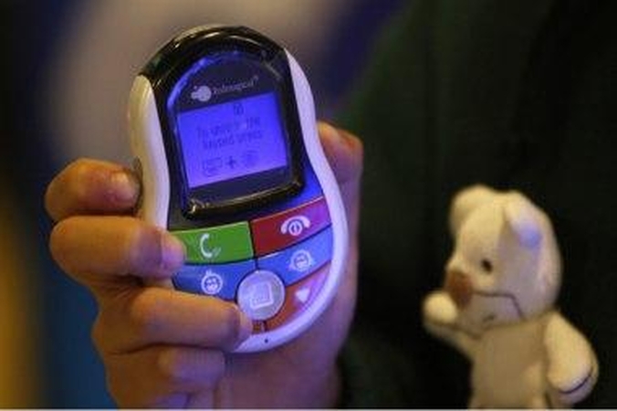 Telefonu britai pradeda naudotis sulaukę aštuonerių