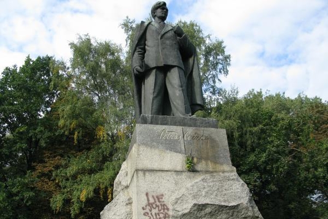 Užrašas ant paminklo P.Cvirkai: „Lietuva šudas“ (papildyta)