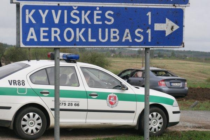 Per girto vairuotojo sukeltą avariją nukentėjo trys pasieniečiai