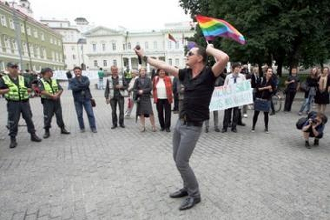 Ir gėjai, ir skustagalviai V.Adamkaus prašė apsaugoti vaikus (papildyta)