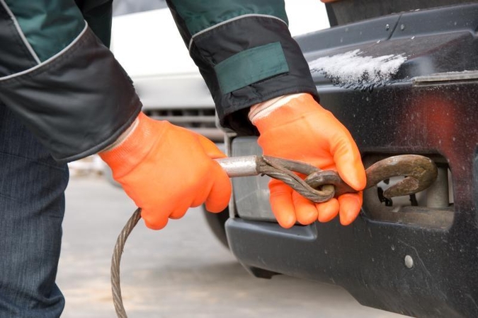 Dažniausias vairuotojų pagalbos prašymas - partempti automobilį