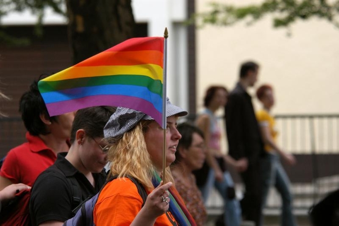 Paryžiuje dešimtys tūkstančių žmonių reiškė palaikymą gėjų santuokoms 