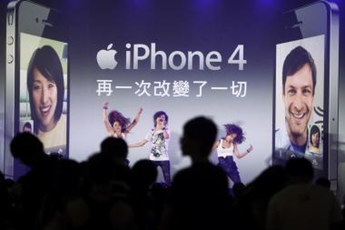 "Apple" savaitgalį pradės prekiauti "iPhone 4"