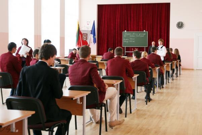 2010 metais abiturientams bus du privalomi egzaminai