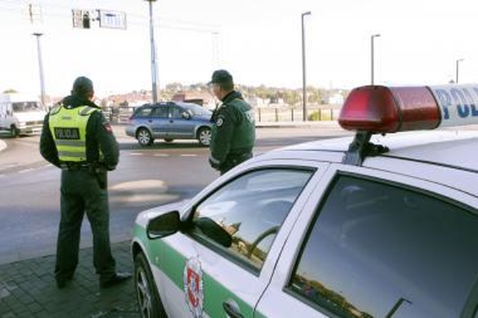 Pradedančioji vairuotoja taranavo policininką