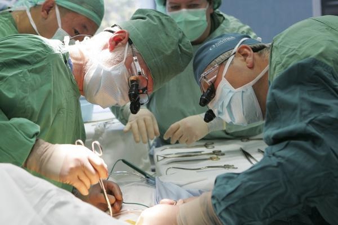 Indijos chirurgai mergaitei ruošiasi pašalinti septynis papildomus rankų ir kojų pirštus