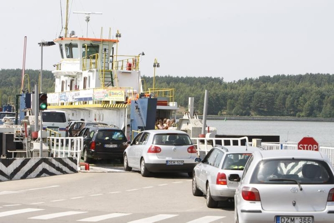 Automobilių spūstys prie naujosios perkėlos ištirpo