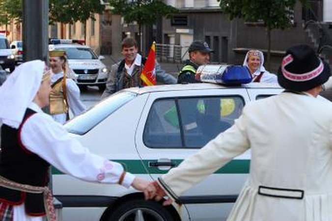 Policija ieško pėsčiąjį partrenkusio vairuotojo