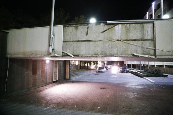 Krovininis automobilis apgadino Vyriausybės rūmus
