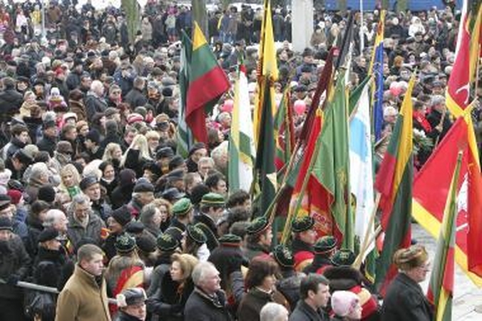 Vasario 16-ąją suplevėsavo gyva trispalvė