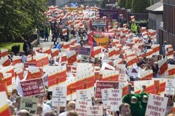Škotai protestavo prieš viskio gamyklos uždarymą