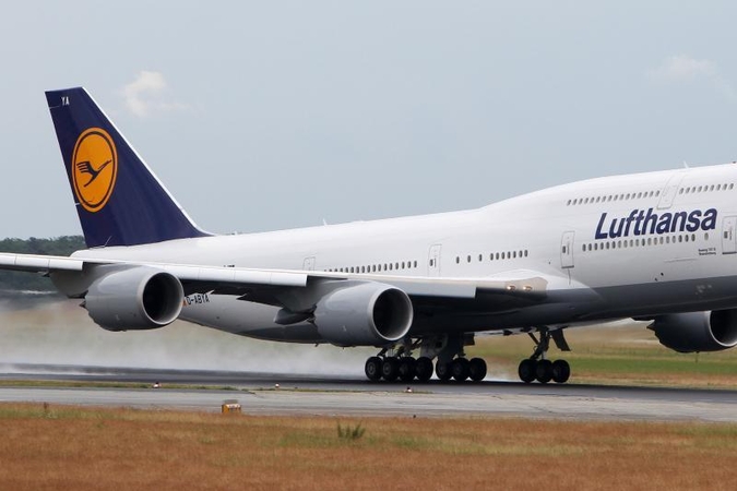Frankfurto oro uoste streikuoja „Lufthansa“ skrydžių palydovai