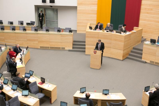 Daliai Seimo narių padėjėjų didės atlyginimas