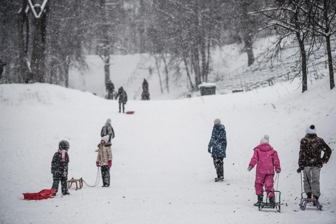 Esant 20 laipsnių šalčio, pradinukai ir penktokai į mokyklą gali neiti