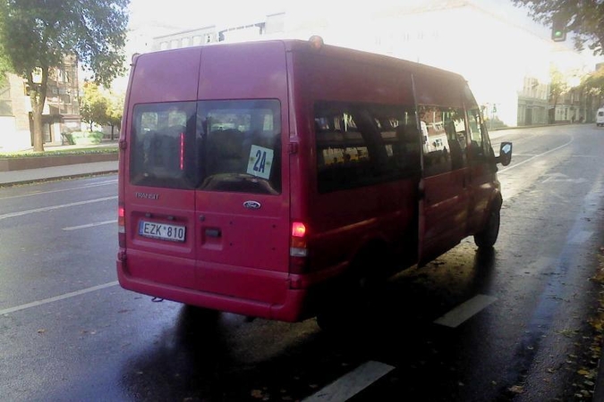 Prie autobuso vairo – telefonu kalbantis vairuotojas (papildyta)