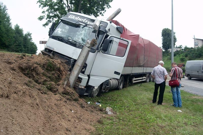 Vilniuje vilkikas daužė automobilius