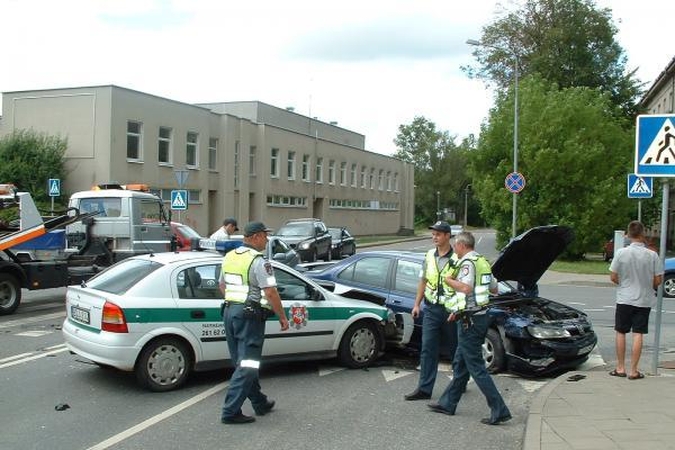 Per avariją sostinėje apgadintas policijos automobilis