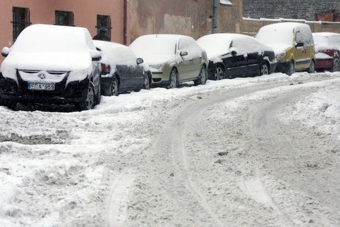 Naktį Vilniaus gatvės valytos, tačiau snieguotų ruožų dar liko