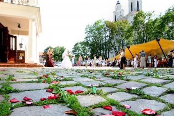 Krizė įsisuko ir į jaunavedžių pinigines