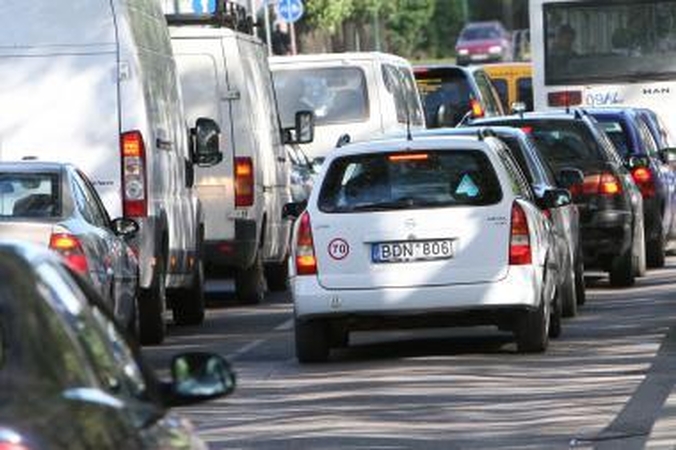 Ieškoma būdų sumažinti eismą VI forto žiedine sankryža 