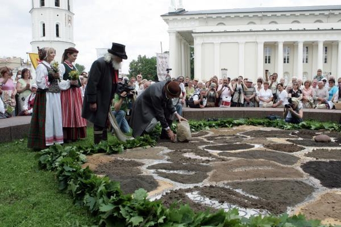 Dainų šventė: supiltas Lietuvos žemėlapis, pažadinta žemė