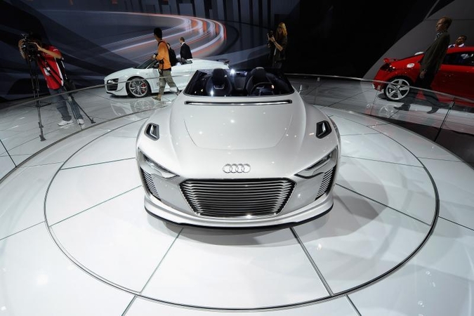 Los Andželas: „Audi e-Tron Spyder“ dar vienas hibridinis galiūnas
