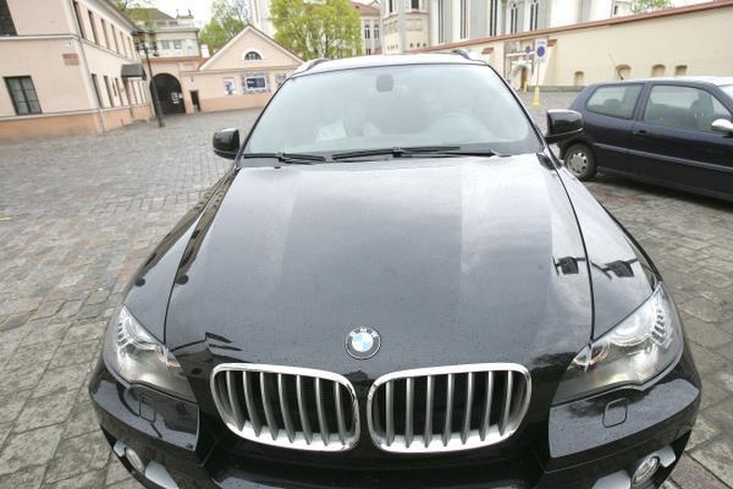 Prabangiausi apskričių viršininkų automobiliai bus parduodami aukcione