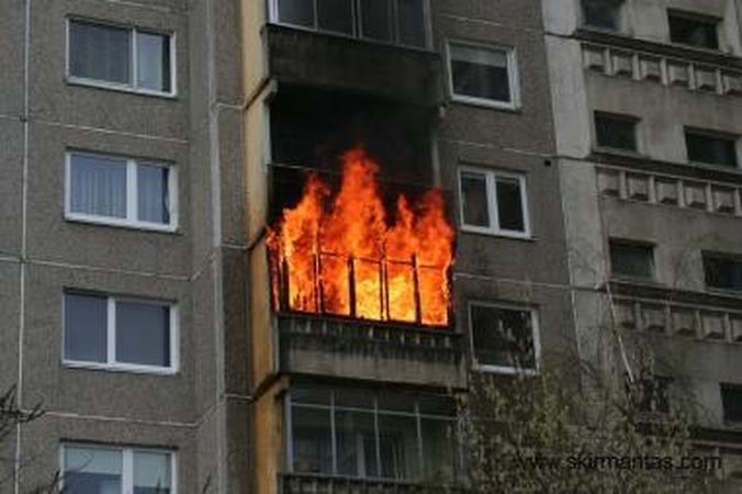 Šilainių daugiabutyje atvira liepsna degė balkonas