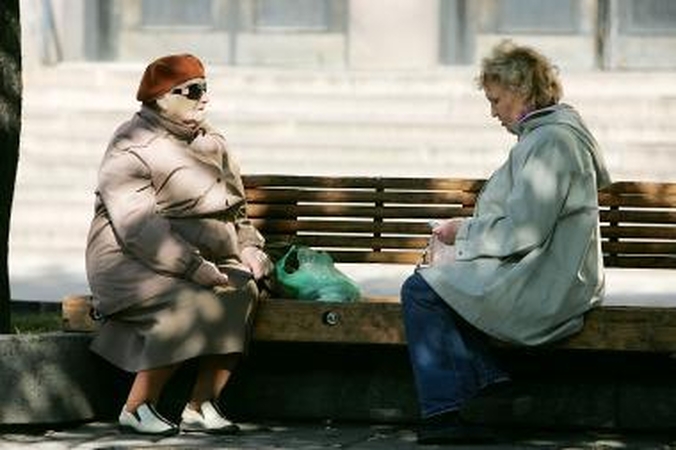 Dėl sukčių skambučio senolė pinigų kreipėsi į banką
