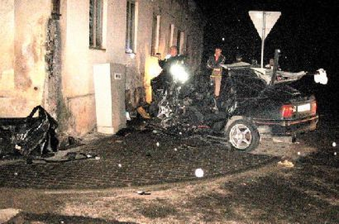 Automobiliui atsitrenkus į pastato sieną, žuvo vairuotojas