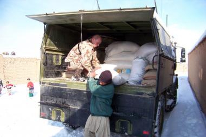 Kariai Afganistane teikė paramą nuo potvynio nukentėjusiems gyventojams