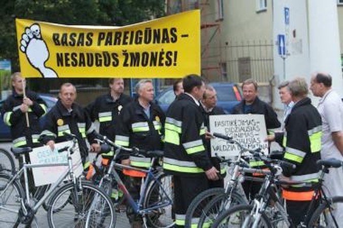 Ugniagesiai: į gaisrus teks vykti dviračiais (papildyta)