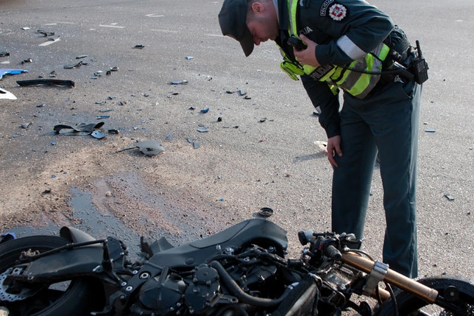 Vilniuje sužalotas motociklu važiavęs policininkas