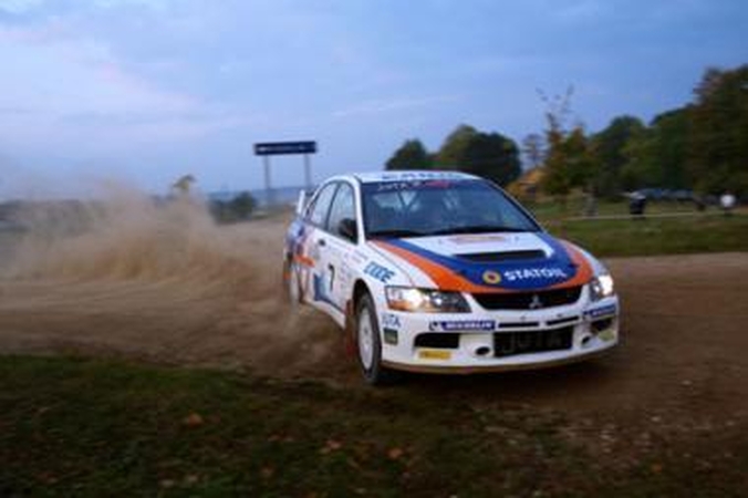 Automobilininkams neleista lenktyniauti senamiestyje 