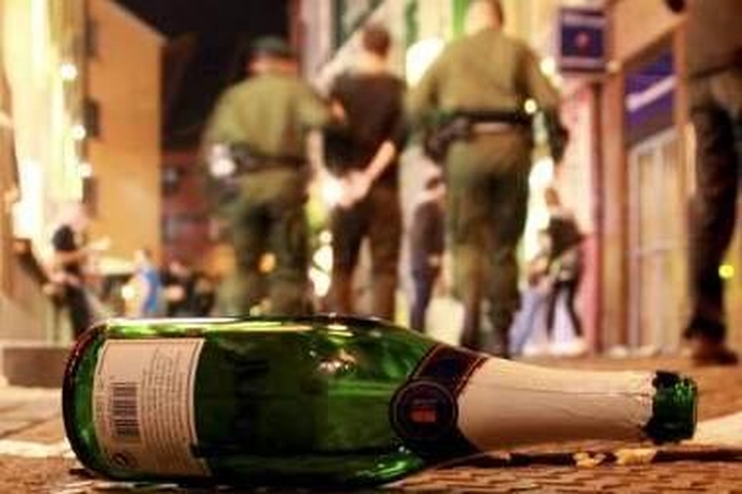 Vyninė "Prie universiteto" alkoholiu naktį nebeprekiaus