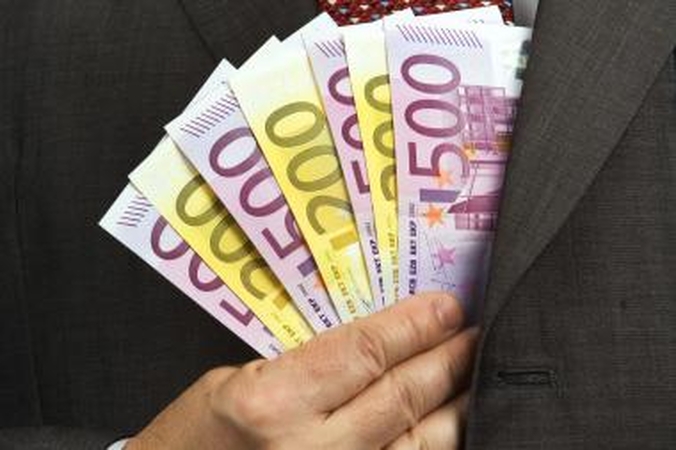 Britų valdžios valdomas bankas parduoda 318 padalinių ispanų bankui