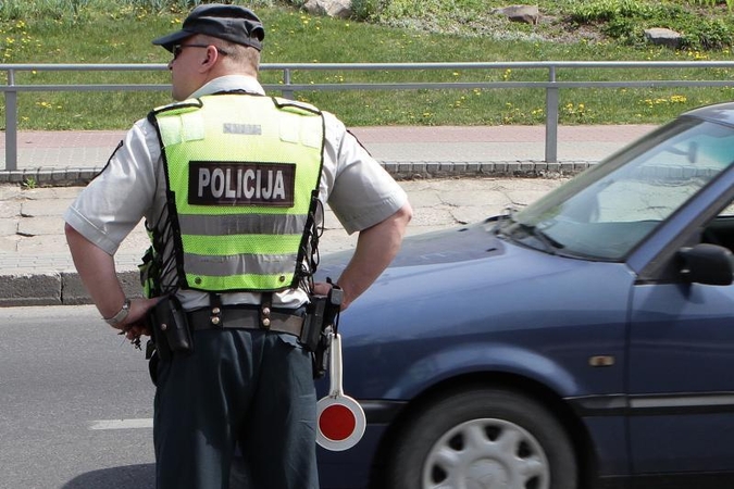 Neblaivus vairuotojas policijos pareigūnus bandė papirkti ir cementu