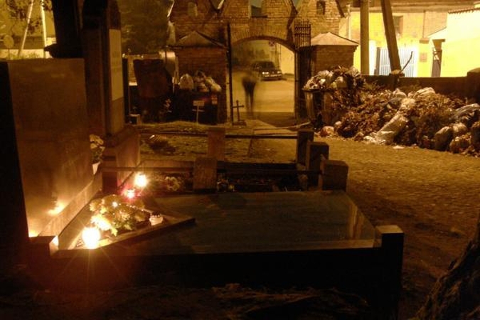 Vėlinių išvakarėse – šiukšlių kalnai prie kapinių vartų