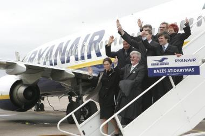 Pigių skrydžių bendrovės "Ryanair" keleiviai surengė protestą lėktuve dėl pakeisto maršruto