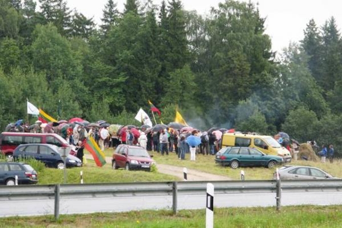 Baltijos kelyje sužibo laužai, žmonės vėl susikibo rankomis