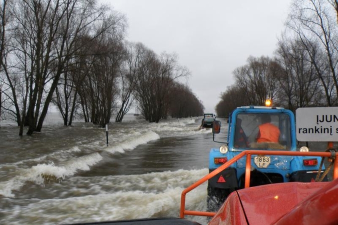 Kelyje Šilutė-Rusnė vanduo pakilo iki 90 centimetrų