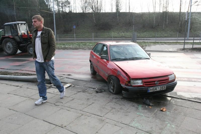 Vilniuje šalia pėsčiųjų perėjos „Opel“ vairuotojas nuvertė stulpą