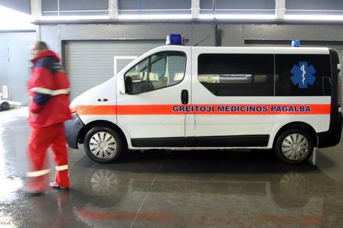 Zarasuose į namą įvažiavo automobilis, sužeisti du žmonės 