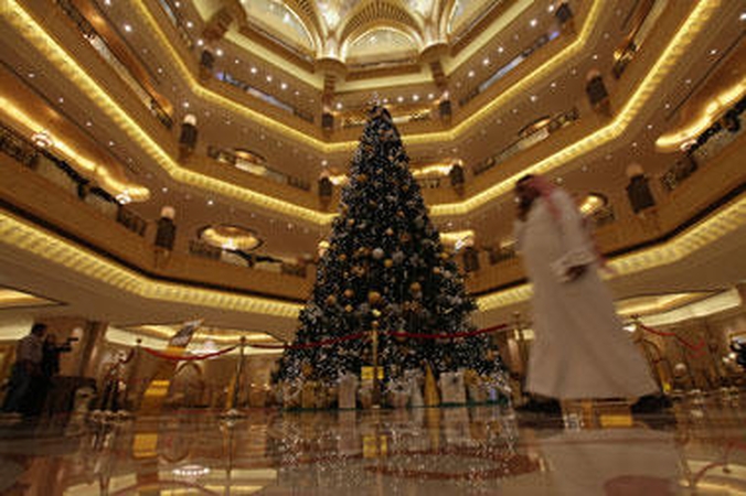 Abu Dabyje pastatyta brangiausia Kalėdų eglė