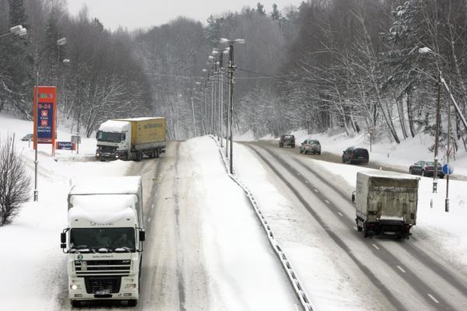 Lietuvoje be kritulių, rajoniniai keliai slidūs 