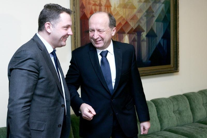 Sutarė iš pensijų fondų atimti 0,5 proc., kol kas neapmokestins mašinų