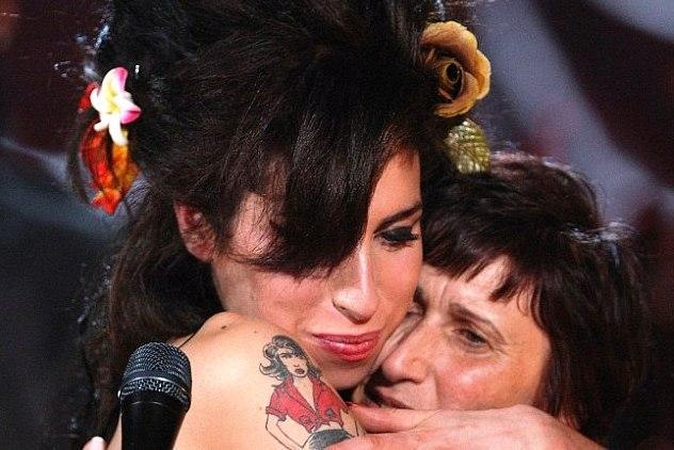 A.Winehouse „mirtinai prigėrė“ po to, kai mamai prisipažino ją mylinti